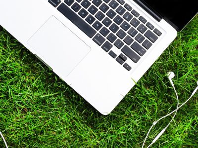 laptop na trawie